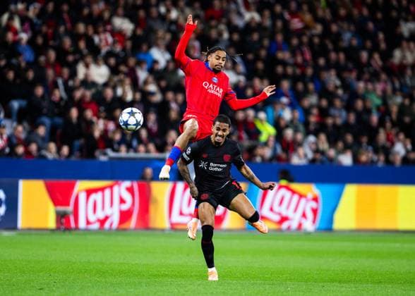 Leverkusen, Bayarena, 21 10 2025 Bradley Barcola of Paris challenges Arthur of Leverkusen during the Championsleague match Bayer 04 Leverkusen vs Paris St Germain