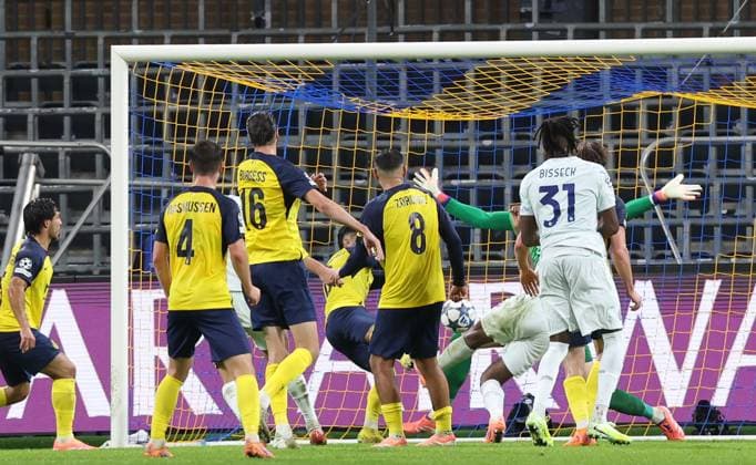 Inter s Denzel Dumfries scores a goal during a soccer game between Belgian Royale Union Saint-Gilloise and Italian Internazionale Milano, Tuesday 21 October 2025 in Brussels, on the third day of the League phase of the UEFA Champions League tournament. VIRGINIExLEFOUR  x137538219x