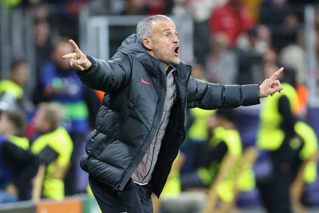 Champions League Bayer 04 Leverkusen Paris Saint Germain on 21 10 2025 at the BayArena in Leverkusen Coach Luis Enrique Paris gives loud instructions MH