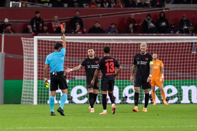 GER, UEFA Champions League, Matchday 3 Bayer 04 Leverkusen vs Paris Saint Germain 21 10 2025, BayArena, Leverkusen, GER, UEFA Champions League, Matchday 3 Bayer 04 Leverkusen vs Paris Saint Germain in picture Referee Jesus Gil Manzano shows Robert Andrich Bayer 04 Leverkusen, 8 the red card nordphotoxGmbHxx xChristianxSchulze nph000300