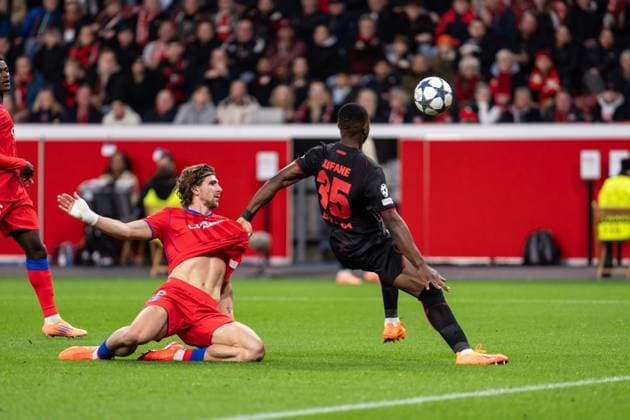 GER, UEFA Champions League, Matchday 3 Bayer 04 Leverkusen vs Paris Saint Germain 21 10 2025, BayArena, Leverkusen, GER, UEFA Champions League, Matchday 3 Bayer 04 Leverkusen vs Paris Saint Germain in picture Foul by Illya Zabarnyi Paris Saint Germain, 6 on Christian Kofane Bayer 04 Leverkusen, 35 tackle nordphotoxGmbHxx xChristianxSchulze nph000300