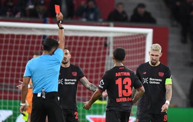 21 10 2025, xophax, Football Champions League 2025 UEFA Champions League BayArena Bayer Leverkusen vs Paris St Germain Referee Jesus Gil Manzano shows Robert Andrich the red card Aleix Garcia and Arthur , center both Bayer 04 Leverkusen