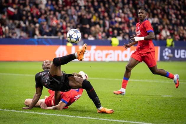 UEFA Champions League, Bayer 04 Leverkusen vs Paris Saint Germain, 21 10 2025 LEVERKUSEN, GERMANY OCTOBER 21 Christian Kofane Bayer 04 Leverkusen, 35 fouled by Illia Zabarnyv Paris St Germain, 6 in the box, causing a penalty during the UEFA Champions League match on gameday 3 between Bayer 04 Leverkusen vs Paris Saint Germain at BayArena on October 21, 2025 in Leverkusen, Germany DFL REGULATIONS PROHIBIT ANY USE OF PHOTOGRAPHS AS IMAGE SEQUENCES AND OR QUASI VIDEO Copyright: xBEAUTIFULxSPORTS AxelxKohringx