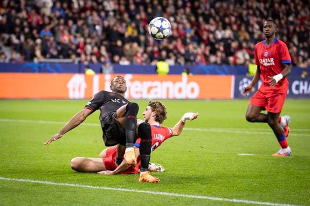 UEFA Champions League, Bayer 04 Leverkusen vs Paris Saint Germain, 21 10 2025 LEVERKUSEN, GERMANY OCTOBER 21 Christian Kofane Bayer 04 Leverkusen, 35 fouled by Illia Zabarnyv Paris St Germain, 6 in the box, causing a penalty during the UEFA Champions League match on gameday 3 between Bayer 04 Leverkusen vs Paris Saint Germain at BayArena on October 21, 2025 in Leverkusen, Germany DFL REGULATIONS PROHIBIT ANY USE OF PHOTOGRAPHS AS IMAGE SEQUENCES AND OR QUASI VIDEO Copyright: xBEAUTIFULxSPORTS AxelxKohringx