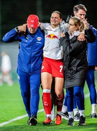 Leipzigs Giovanna Hoffmann injures her knee Football 1 Womens Bundesliga, Matchday 6 RB Leipzig SGS Essen 10 October 2025 Leipzig, Training center at Cottaweg RB Leipzig SGS Essen