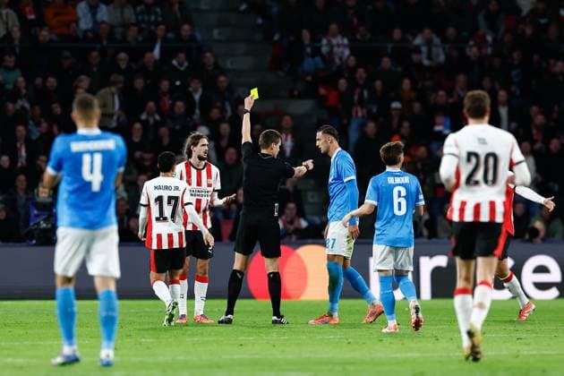 EINDHOVEN , 21-10-2025 , Philips Stadium , season 2025 2026 , UEFA Champions League football , League phase Matchday 3 , match between PSV and Napoli , picture shows yellow card give to PSV player Yarek Gasiorowski PSV - Napoli  x31630486x Copyright: