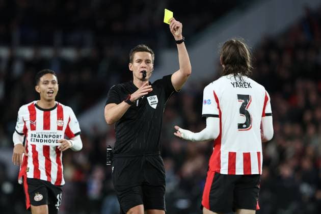 EINDHOVEN , 21-10-2025 , Philips Stadium , season 2025 2026 , UEFA Champions League football , League phase Matchday 3 , match between PSV and Napoli , picture shows yellow card give to PSV player Yarek Gasiorowski referee Daniel Siebert (GER) PSV - Napoli  x31630488x Copyright: