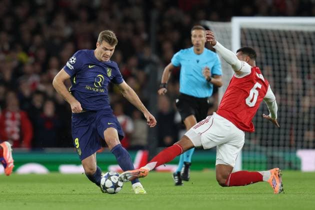 Alexander Sorloth of Atletico de Madrid is tackled by Gabriel of Arsenal during the UEFA Champions League match between Arsenal and Atlético de Madrid at Emirates Stadium in London, England (Photo by Alexander Canillas Sports Press Photo) Copyright: xAlexanderxCanillas SPPx Sportspressphoto_SPR45779