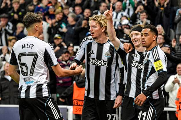 Newcastle United v Benfica UEFA Champions League Anthony Gordon of Newcastle United celebrates his goal with Lewis Miley, Nick Woltemade and Jacob Ramsey during the UEFA Champions League match at St. James s Park, Newcastle UK Newspapers OUT Copyright: xJamiexJohnstonx FIL-22383-0058