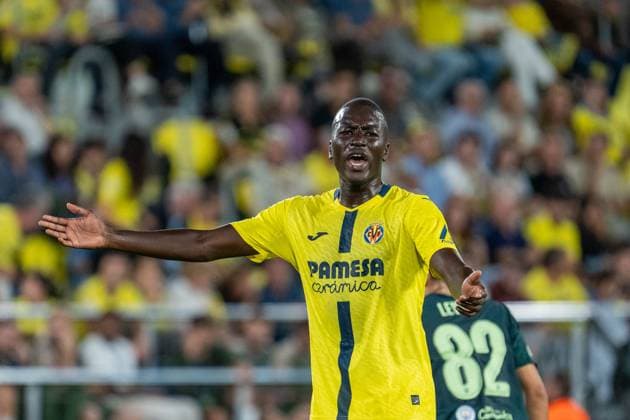 Villarreal, Spain, October 21st 2025 Pape Gueye (MF ? 18) screams at Villareal CF players during the UEFA Champions League match between Villarreal and Manchester City at Estadio La Ceramica, on October 20, 2025, Villareal, Spain. (Andres Lopez Sheridan SPP) Copyright: xAndresxLopezxSheridanxx xSPPx Sportspressphoto_SPR45794
