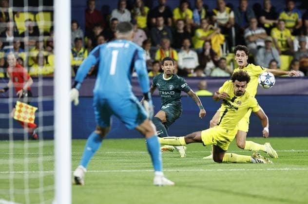 Savio of Manchester City crosses the ball Villarreal v Manchester City, UEFA Champions League, Group Stage, Football, Estadi de la Cermica, Villarreal, Spain - 21 Oct 2025Villarreal Estadi de la Ceràmica United Kingdom EDITORIAL USE ONLY No use with unauthorised audio, video, data, fixture lists, club league logos or live services. Online in-match use limited to 120 images, no video emulation. No use in betting, games or single club league player publications.  Copyright: xRubenxAlbarran Shutterstockx 15552307bl