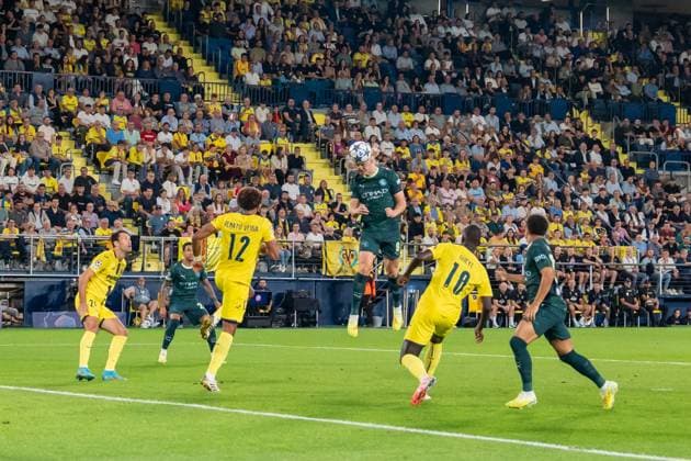 Villarreal, Spain, October 21st 2025 Erling Haaland (FW ? 9) headers a ball during the UEFA Champions League match between Villarreal and Manchester City at Estadio La Ceramica, on October 20, 2025, Villareal, Spain. (Andres Lopez Sheridan SPP) Copyright: xAndresxLopezxSheridanxx xSPPx Sportspressphoto_SPR45798