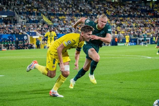 Villarreal, Spain, October 21st 2025 Juan Foyth (DF ? 8) & Erling Haaland (FW ? 9) fight for the ball with during the UEFA Champions League match between Villarreal and Manchester City at Estadio La Ceramica, on October 20, 2025, Villareal, Spain. (Andres Lopez Sheridan SPP) Copyright: xAndresxLopezxSheridanxx xSPPx Sportspressphoto_SPR45803