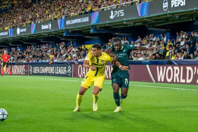 Villarreal, Spain, October 21st 2025 Santiago Mourino(DF 15) & JÃ rÃ my Doku (FW 11) fightsfor the ball with during the UEFA Champions League match between Villarreal and Manchester City at Estadio La Ceramica, on October 20, 2025, Villareal, Spain. (Andres Lopez Sheridan SPP) Copyright: xAndresxLopezxSheridanxx xSPPx spp-en-AnLoShSp-AndresLopezSheridan_Villareal-ManCity-22