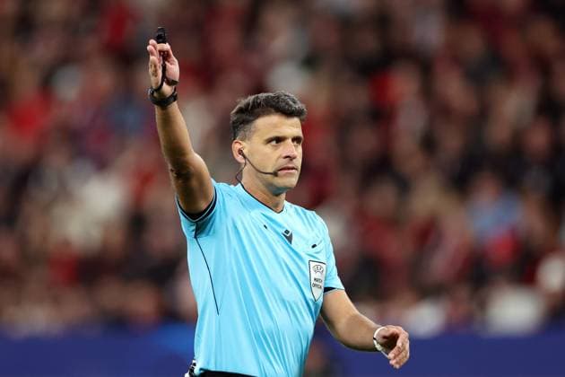 LEVERKUSEN - Referee Jesus Gil Manzano during the UEFA Champions League match between Bayer 04 Leverkusen and Paris Saint-Germain at the Bay Arena on October 21, 2025, in Leverkusen, Germany. ANP Hollandse Hoogte Bart Stoutjesdijk UEFA Champions League 2025 26 xVIxANPxSportx xBartxStoutjesdijkxIVx 539899069 originalFilename: 539899069.jpg