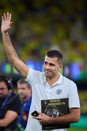 Villarreal CF v Manchester City - UEFA Champions League 2025 26 League Phase MD3 VILLARREAL, SPAIN - OCTOBER 21: Rodri of Manchester City receives a tribute during the UEFA Champions League 2025 26 League Phase MD3 match between Villarreal CF and Manchester City at Estadio de la Ceramica on October 21, 2025 in Villarreal, Spain. (Photo by Jose Torres Photo Players Images Magara Press) Villarreal Estadio de la Ceramica Spain Copyright: xJosexTorresx