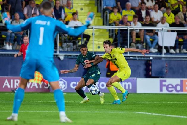 Villarreal CF v Manchester City - UEFA Champions League 2025 26 League Phase MD3 VILLARREAL, SPAIN - OCTOBER 21: Savinho of Manchester City competes for the ball with Alfonso Pedraza Left-Back of Villarreal CF during the UEFA Champions League 2025 26 League Phase MD3 match between Villarreal CF and Manchester City at Estadio de la Ceramica on October 21, 2025 in Villarreal, Spain. (Photo by Jose Torres Photo Players Images Magara Press) Villarreal Estadio de la Ceramica Spain Copyright: xJosexTorresx