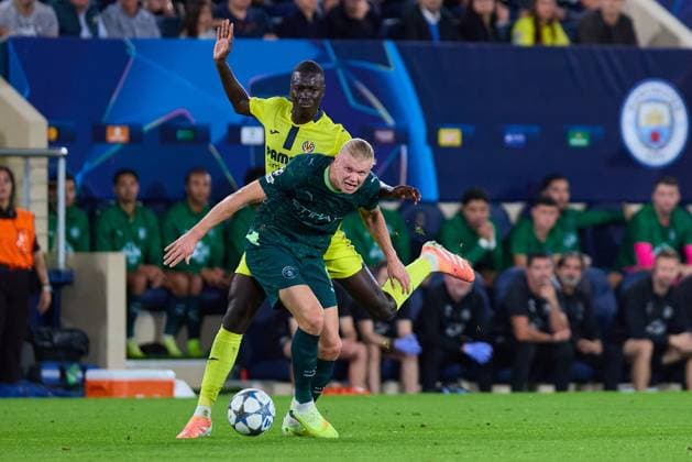 Villarreal CF v Manchester City - UEFA Champions League 2025 26 League Phase MD3 VILLARREAL, SPAIN - OCTOBER 21: Erling Haaland of Manchester City competes for the ball with Pape Gueye Left-Back of Villarreal CF during the UEFA Champions League 2025 26 League Phase MD3 match between Villarreal CF and Manchester City at Estadio de la Ceramica on October 21, 2025 in Villarreal, Spain. (Photo by Jose Torres Photo Players Images Magara Press) Villarreal Estadio de la Ceramica Spain Copyright: xJosexTorresx