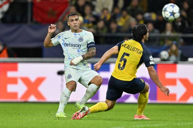 251021 Royale Union Saint-Gilloise vs FC Internazionale Milano Lautaro Martinez (10) of Inter scores the 0-2 goal past Kevin Mac Allister (5) of Union during the Uefa Champions League third matchday in the League phase game in season 2025 - 2026 between Royale Union Saint-Gilloise and FC Internazionale Milano on October 21 , 2025 in Anderlecht, Belgium. (Photo by David Catry isosport) Anderlecht Belgium  Copyright: xDavidxCatryx 20251021DC2_2669