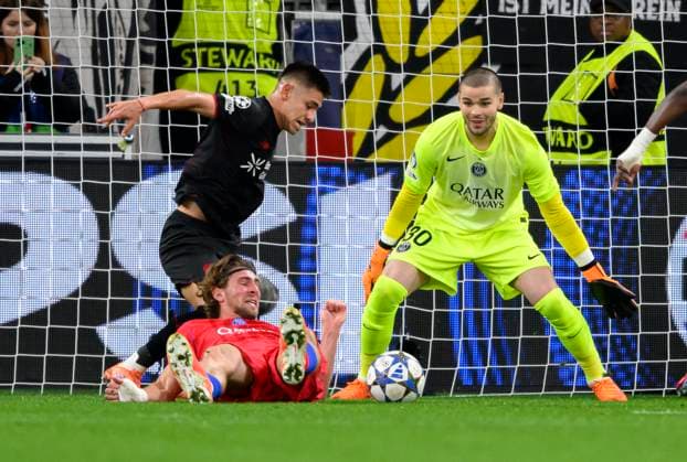 Zabarnyi Illya PSG plays the ball with his hand in the penalty area there is a penalty, action, f l Claudio Echeverri Bayer Leverkusen , Zabarnyi Illya PSG , goalkeeper Chevalier Lucas PSG Football Champions League, Matchday 3, Bayer 04 Leverkusen Paris St Germain, on 21 10 2025 in Leverkusen Germany UEFA regulations prohibit any use of photographs as image sequences and or quasi video Â