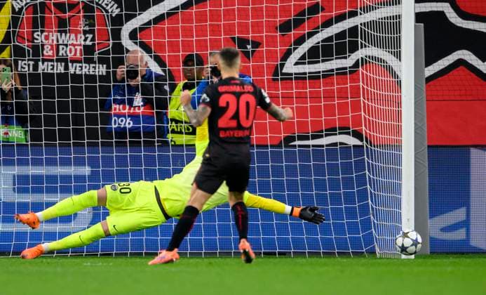 Ãlex Grimaldo Alex Bayer Leverkusen misses his penalty against goalkeeper Chevalier Lucas PSG , Action, Post, Football Champions League, Matchday 3, Bayer 04 Leverkusen Paris St Germain, on 21 10 2025 in Leverkusen Germany UEFA regulations prohibit any use of photographs as image sequences and or quasi video Â