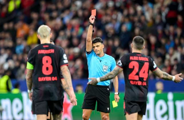 Referee Jesus Gil Manzano ESP shows Robert Andrich l Bayer Leverkusen the red card, sending off, Football Champions League, Matchday 3, Bayer 04 Leverkusen Paris St Germain, on 21 10 2025 in Leverkusen Germany UEFA regulations prohibit any use of photographs as image sequences and or quasi video Â