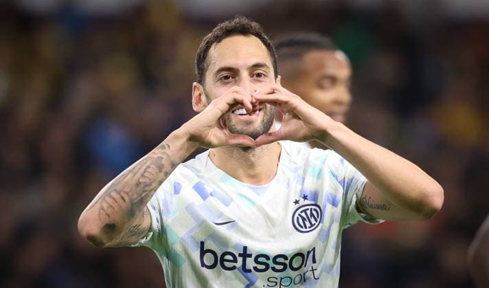 Inter s Hakan Calhanoglu celebrates after scoring during a soccer game between Belgian Royale Union Saint-Gilloise and Italian Internazionale Milano, Tuesday 21 October 2025 in Brussels, on the third day of the League phase of the UEFA Champions League tournament. VIRGINIExLEFOUR  x137539555x