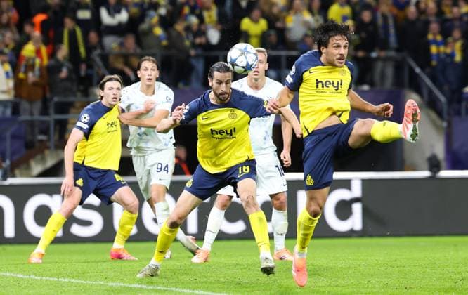 Union s Christian Burgess fights for the ball during a soccer game between Belgian Royale Union Saint-Gilloise and Italian Internazionale Milano, Tuesday 21 October 2025 in Brussels, on the third day of the League phase of the UEFA Champions League tournament. VIRGINIExLEFOUR  x137540798x
