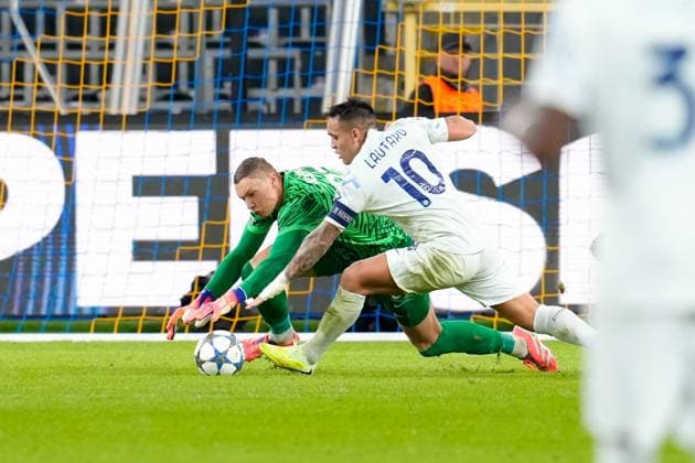 Kjell Scherpen 37 (Union Saint Gilloise) collides with Lautaro Martinez 10 (Inter Milan) while diving to make a save during Union SG vs Inter , UEFA Champions League football match in Brussels, Belgium, October 21 2025  Copyright: xScottxColeman IPAxSportx xipa-agency.netx xx IPA_66905756 IPA_Agency_IPA66905756