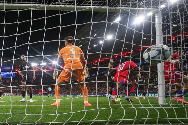 Champions League Bayer 04 Leverkusen Paris Saint Germain on 21 10 2025 at BayArena in Leverkusen Willian Pacho Paris 51 scores against goalkeeper Mark Flekken Leverkusen 1 to make it 0 - 1 MH