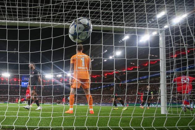 Champions League Bayer 04 Leverkusen Paris Saint Germain on 21 10 2025 at BayArena in Leverkusen Willian Pacho Paris 51 scores against goalkeeper Mark Flekken Leverkusen 1 to make it 0 - 1 MH