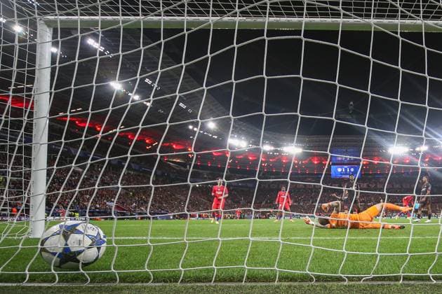 Champions League Bayer 04 Leverkusen Paris Saint Germain on 21 10 2025 at BayArena in Leverkusen Desire Doue Paris 14 scores the goal against goalkeeper Mark Flekken Leverkusen 1 to make it 1 - 2 MH