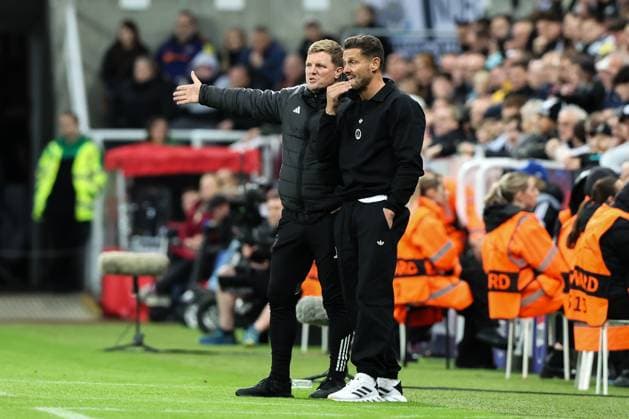 Newcastle Upon Tyne, England, 21st October 2025. Eddie Howe manager of Newcastle United talks to Jason Tindall assistant manager of Newcastle United during the Newcastle United vs Benfica UEFA Champions League match at St. James Park, Newcastle Upon Tyne. Picture credit should read: Nigel Roddis Sportimage EDITORIAL USE ONLY. No use with unauthorised audio, video, data, fixture lists, club league logos or live services. Online in-match use limited to 120 images, no video emulation. No use in betting, games or single club league player publications. SPI_035_NR_NEWC_BENF SPI-4229-0034
