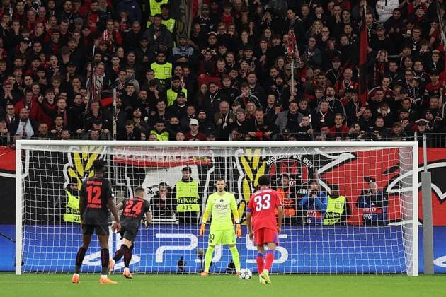 21 10 2025, xrekx, Football UEFA Champions League, Bayer 04 Leverkusen Paris St Germain PSG v l Penalty kick to 1 2 by Aleix Garcia Bayer 04 Leverkusen Lucas Chevalier FC Paris Saint Germain DFL DFB REGULATIONS PROHIBIT ANY USE OF PHOTOGRAPHS as IMAGE SEQUENCES and or QUASI VIDEO Leverkusen