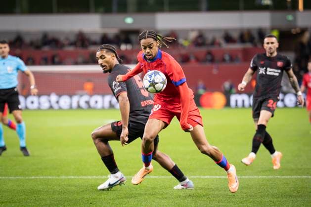 UEFA Champions League, Bayer 04 Leverkusen vs Paris Saint Germain, 21 10 2025 LEVERKUSEN, GERMANY OCTOBER 21 Bradley Barcola Paris St Germain, 29 tackles Loic Bade Bayer 04 Leverkusen, 5 during the UEFA Champions League match on gameday 3 between Bayer 04 Leverkusen vs Paris Saint Germain at BayArena on October 21, 2025 in Leverkusen, Germany DFL REGULATIONS PROHIBIT ANY USE OF PHOTOGRAPHS AS IMAGE SEQUENCES AND OR QUASI VIDEO Copyright: xBEAUTIFULxSPORTS AxelxKohringx