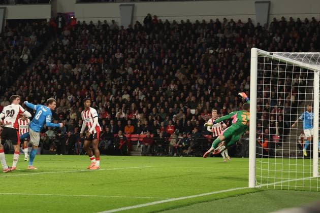 October 21, 2025, Eindhoven, Naples, Netherlands: Scott McTonimay of Napoli cscoring their first gol during the UEFA Champions League 2025 26 League Phase MD3 match between PSV Eindhoven and SSC Napoli at Philips. Stadium on October 21, 2025 in Eindhoven, Netherlandsduring the UEFA Champions League 2025 26 League Phase MD3 match between PSV Eindhoven and SSC Napoli at Philips. Stadium on October 21, 2025 in Eindhoven, Netherlands Eindhoven Netherlands - ZUMAl131 20251021_zsp_l131_008 Copyright: xCiroxDexLucax