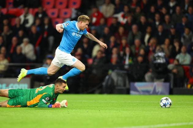 October 21, 2025, Eindhoven, Naples, Netherlands: Kevin De Bruyne of Napoli and Matej Kovar of PSV during the UEFA Champions League 2025 26 League Phase MD3 match between PSV Eindhoven and SSC Napoli at Philips. Stadium on October 21, 2025 in Eindhoven, Netherlandsduring the UEFA Champions League 2025 26 League Phase MD3 match between PSV Eindhoven and SSC Napoli at Philips. Stadium on October 21, 2025 in Eindhoven, Netherlands Eindhoven Netherlands - ZUMAl131 20251021_zsp_l131_013 Copyright: xCiroxDexLucax