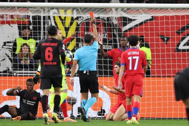 LEVERKUSEN - (L-R) Referee Jesus Gil Manzano gives a red card to Illia Zabarnyi of Paris Saint-Germain during the UEFA Champions League match between Bayer 04 Leverkusen and Paris Saint-Germain at the Bay Arena on October 21, 2025, in Leverkusen, Germany. ANP Hollandse Hoogte Bart Stoutjesdijk UEFA Champions League 2025 26 xVIxANPxSportx xBartxStoutjesdijkxIVx 539899305 originalFilename: 539899305.jpg