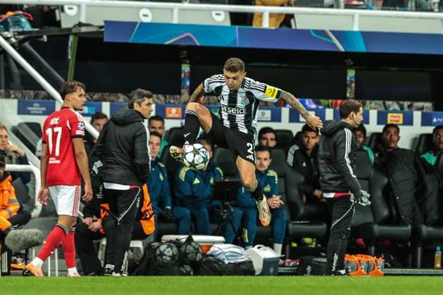 UEFA Champions League Matchday 3 of 8 Newcastle United v Benfica Kieran Trippier of Newcastle United controls the ball during the UEFA Champions League Matchday 3 of 8 Newcastle United vs Benfica at St. James s Park, Newcastle, United Kingdom, 21st October 2025 (Photo by Mark Cosgrove News Images) Newcastle St. James s Park Tyne and Wear United Kingdom Copyright: xMarkxCosgrove NewsxImagesx