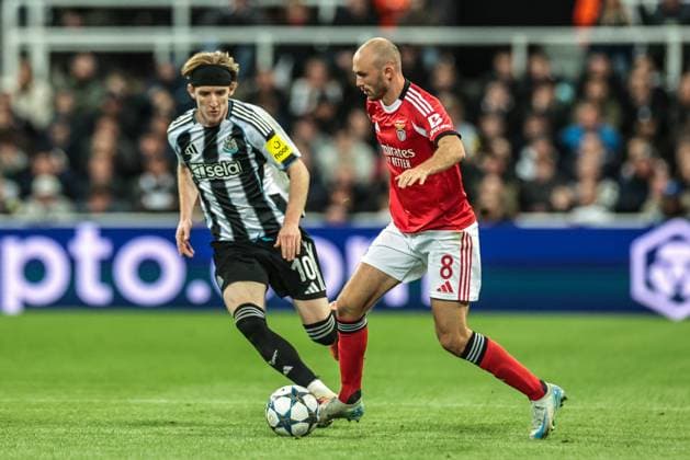 UEFA Champions League Matchday 3 of 8 Newcastle United v Benfica Anthony Gordon of Newcastle United applies pressure as Fredrik Aursnes of Benfica breaks with the ball during the UEFA Champions League Matchday 3 of 8 Newcastle United vs Benfica at St. James s Park, Newcastle, United Kingdom, 21st October 2025 (Photo by Mark Cosgrove News Images) Newcastle St. James s Park Tyne and Wear United Kingdom Copyright: xMarkxCosgrove NewsxImagesx