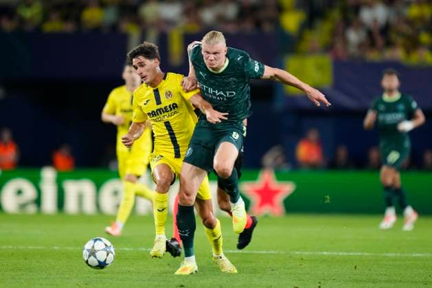 Villarreal CF v Manchester City - UEFA Champions League 2025 26 League Phase MD3 Erling Haaland centre-forward of Manchester City and Norway and Sergi Cardona left-back of Villarreal and Spain compete for the ball during the UEFA Champions League 2025 26 League Phase MD3 match between Villarreal CF and Manchester City at Estadio de la Ceramica on October 21, 2025 in Villarreal, Spain. Villarreal Castellon Spain  Copyright: xJosexBretonx originalFilename:bretonhernandez-villarre251021_np4Dh.jpg