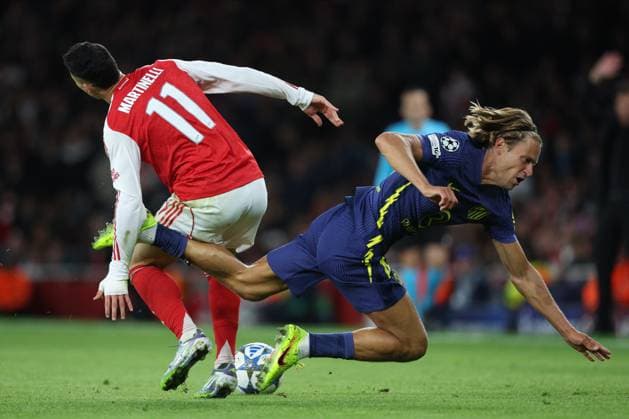 Arsenal FC v Atletico de Madrid - UEFA Champions League 2025 26 League Phase MD3 Gabriel Martinelli of Arsenal and Marcos Llorente of Atletico Madrid challenge during the UEFA Champions League 2025 26 League Phase MD3 match between Arsenal FC and Atletico de Madrid at Arsenal Stadium on October 21, 2025 in London, England. London Arsenal Stadium England United Kingdom Copyright: xNealxSimpson Sportsphoto APLx 14139313