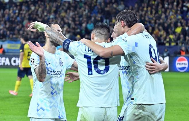 Union Saint-Gilloise v Inter - UEFA Champions League BRUSSELS, BELGIUM - OCTOBER 21: Lautaro Martinez (10) of Inter celebrates with his teammates after scoring a goal during the UEFA Champions League match between Union Saint-Gilloise and Inter at Lotto Park in Brussels, Belgium, on October 21, 2025. Dursun Aydemir Anadolu Brussels Belgium. Editorial use only. Please get in touch for any other usage.  Copyright: x2025xAnadoluxDursunxAydemirx