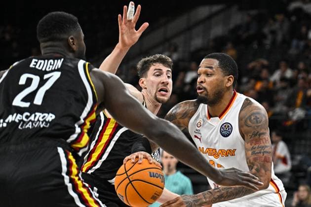 Galatasaray MCT Technic v Wurzburg Baskets - Basketball FIBA Champions League ISTANBUL, TURKIYE - OCTOBER 21: Galatasaray MCT Technic’s Fabian White in action against Eddy Edigin (27) of Wurzburg Baskets during the Basketball FIBA Champions League Group E match between Galatasaray MCT Technic and Wurzburg Baskets in Istanbul, Turkiye, on October 21, 2025. Muhammed Enes Yildirim Anadolu Istanbul Turkey. Editorial use only. Please get in touch for any other usage.  Copyright: x2025xAnadoluxMuhammedxEnesxYÄ±ldÄ±rÄ±mx