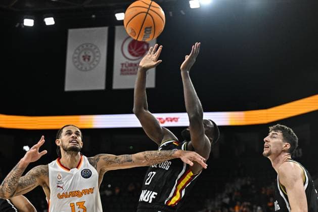 Galatasaray MCT Technic v Wurzburg Baskets - Basketball FIBA Champions League ISTANBUL, TURKIYE - OCTOBER 21: Galatasaray MCT Technic’s Christian Bisop (13 in action against Davion Mintz (10) of Wurzburg Baskets during the Basketball FIBA Champions League Group E match between Galatasaray MCT Technic and Wurzburg Baskets in Istanbul, Turkiye, on October 21, 2025. Muhammed Enes Yildirim Anadolu Istanbul Turkey. Editorial use only. Please get in touch for any other usage.  Copyright: x2025xAnadoluxMuhammedxEnesxYÄ±ldÄ±rÄ±mx
