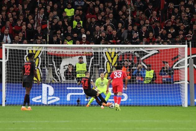 21 10 2025, xrekx, Football UEFA Champions League, Bayer 04 Leverkusen Paris St Germain PSG v l Penalty kick for 1 1 by Aleix Garcia Bayer 04 Leverkusen Lucas Chevalier FC Paris Saint Germain DFL DFB REGULATIONS PROHIBIT ANY USE OF PHOTOGRAPHS as IMAGE SEQUENCES and or QUASI VIDEO Leverkusen