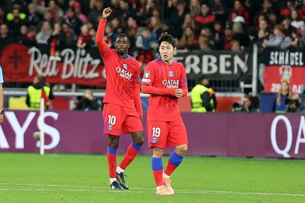 21 10 2025, xrekx, Football UEFA Champions League, Bayer 04 Leverkusen Paris St Germain PSG v l Ousmane DembÃ lÃ FC Paris Saint Germain thanks the fans, the player thanks the fans for their support after his goal for 2 6 Kang in Lee FC Paris Saint Germain DFL DFB REGULATIONS PROHIBIT ANY USE OF PHOTOGRAPHS as IMAGE SEQUENCES and or QUASI VIDEO Leverkusen
