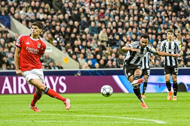Newcastle United v Benfica UEFA Champions League Jacob Murphy of Newcastle United shoots during the UEFA Champions League match at St. James s Park, Newcastle UK Newspapers OUT Copyright: xJamiexJohnstonx FIL-22383-0067