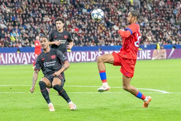 21 10 2025, Football UEFA Champions League, Season 2025 2026, Group stage, Matchday 03, Bayer 04 Leverkusen Paris Saint Germain in the BayArena in Leverkusen duel between Arthur Bayer 04 Leverkusen, 13 and Bradley Barcola FC Paris Saint Germain, 29 Photo Kirchner Media Thomas Haesler Copyright: xKirchner-Media ThomasxHaeslerx