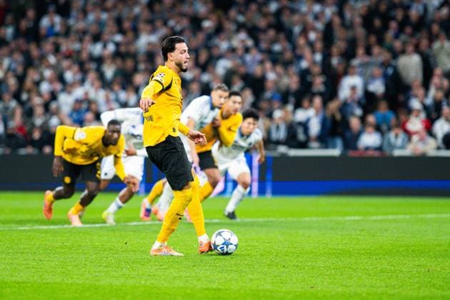 21 10 2025 Football, 2025 2026, Champions League, Matchday 3, FC Copenhagen Borussia Dortmund Ramy Bensebaini Dortmund scores the 1-2 from the penalty spot